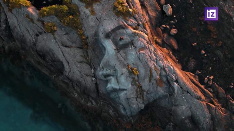 В Финляндии художник при помощи угля пишет картины на льдинах