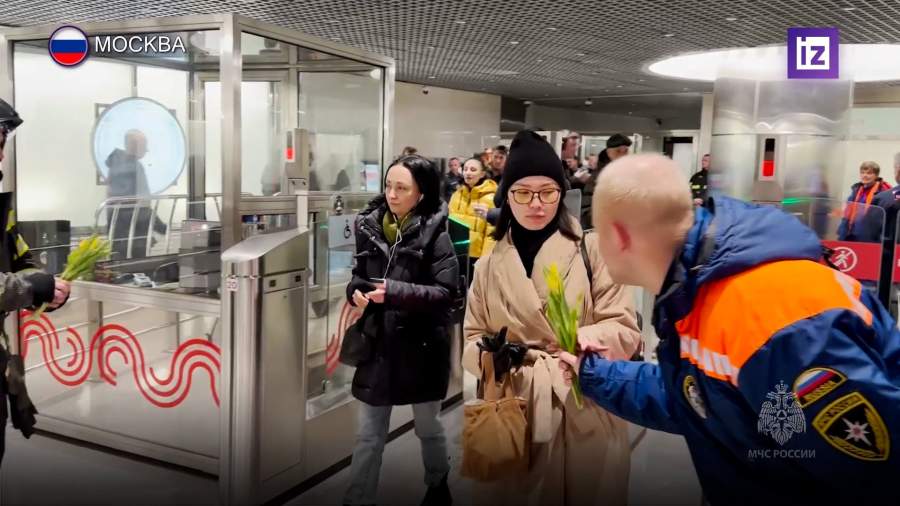 Сотрудники ДПС поздравили автоледи в преддверии 8 Марта