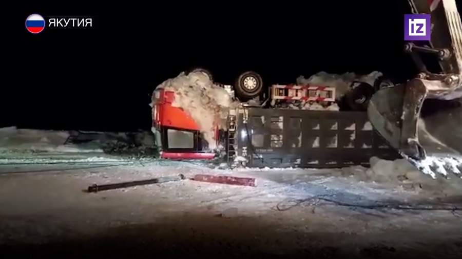 Провалившийся на переправе в Якутии самосвал вытащили из-подо льда