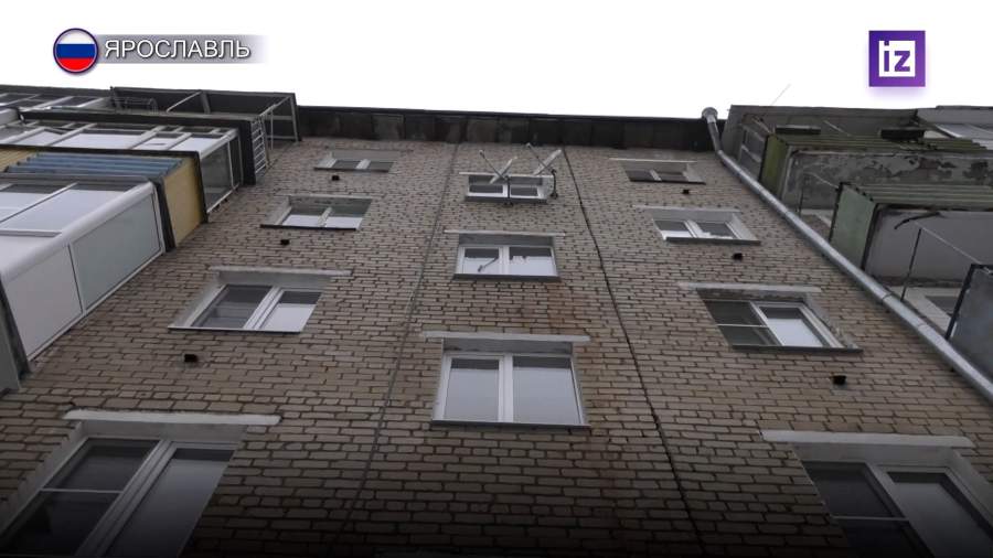 В Ярославле ледяная глыба упала на женщину с ребенком