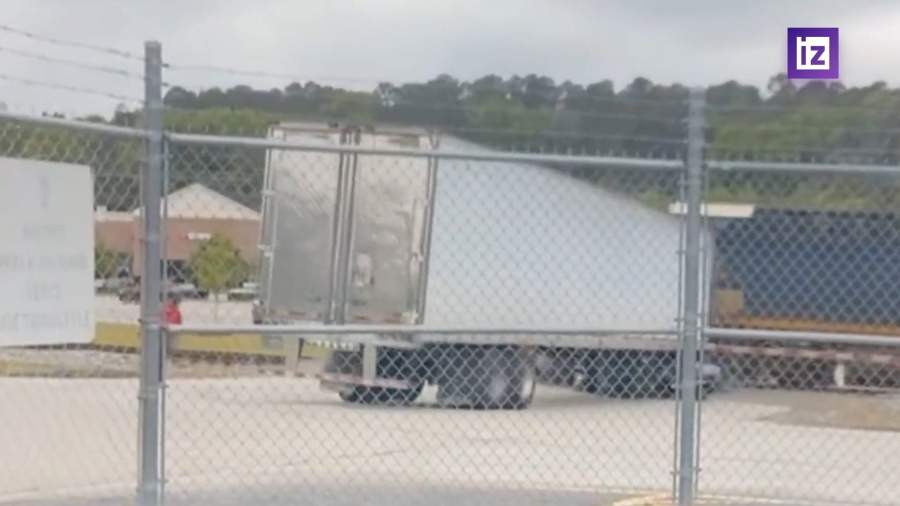 В США товарный поезд столкнулся с грузовиком на железнодорожном переезде