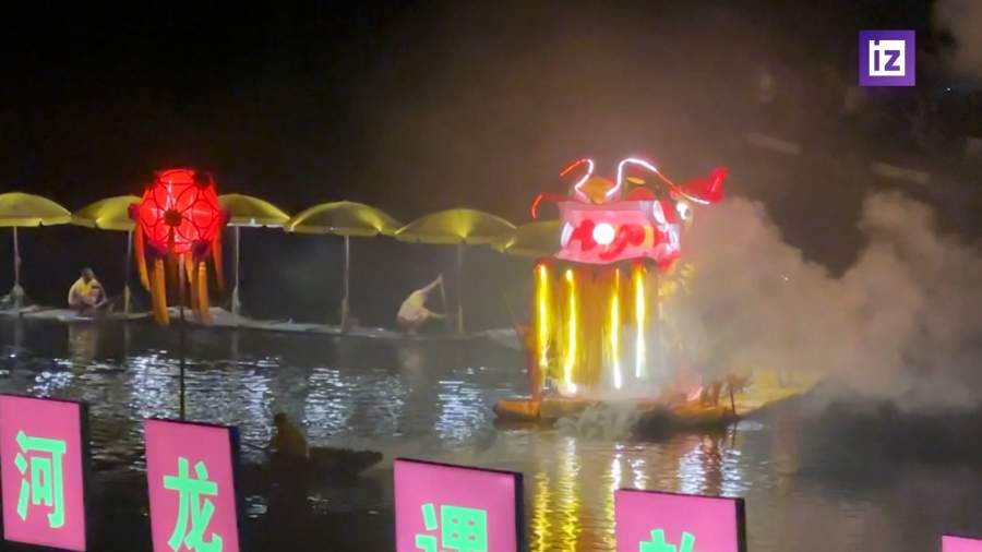 Золотой дракон из бамбуковых плотов поразил китайских зрителей