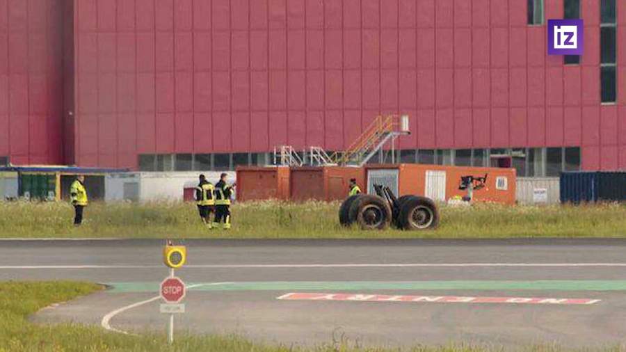 У самолета Boeing 747 при посадке в Люксембурге оторвало стойку шасси