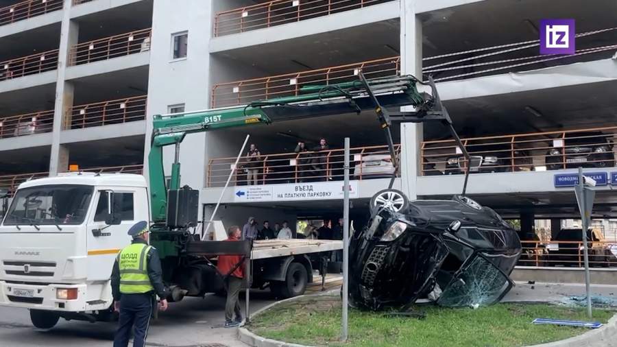 В Москве с многоуровневой парковки упал автомобиль