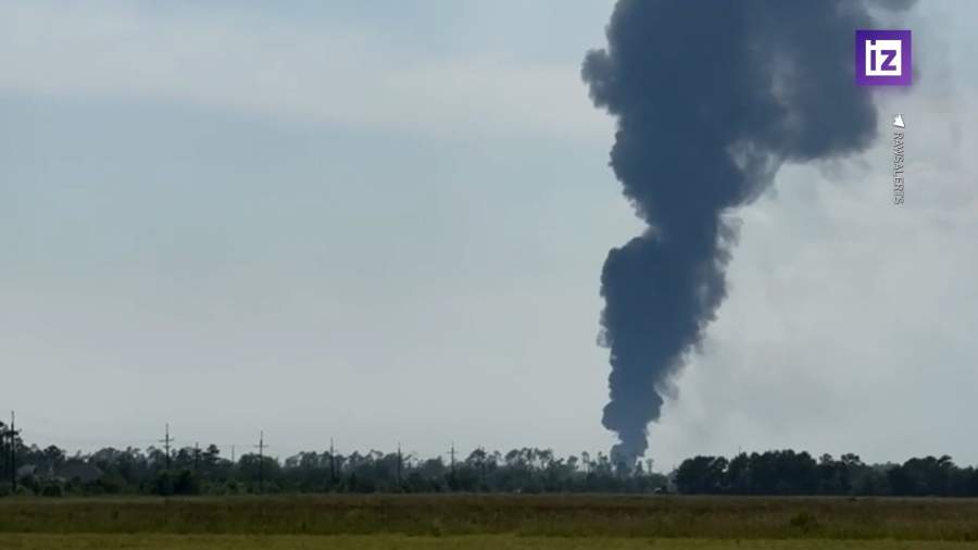 После удара молнии на нефтеперерабатывающем заводе в США произошел пожар