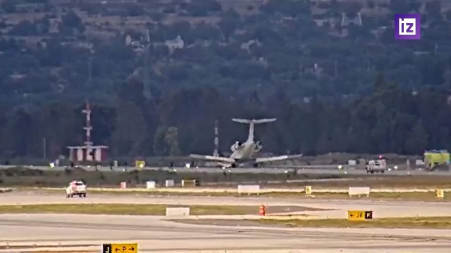 Самолет с генпрокурором Мексики совершил посадку без передней стойки шасси