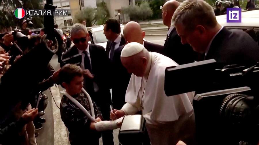 Папу римского прооперируют