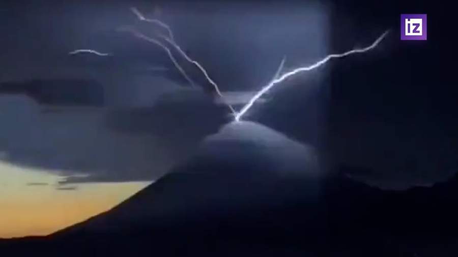 В кратер гватемальского вулкана Агуа несколько сотен раз ударила молния