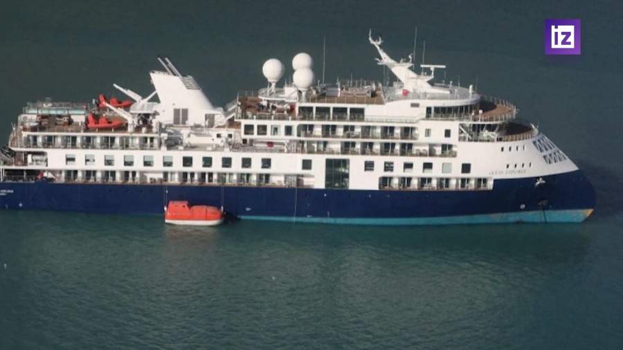 Роскошный круизный лайнер сел на мель у берегов Гренландии