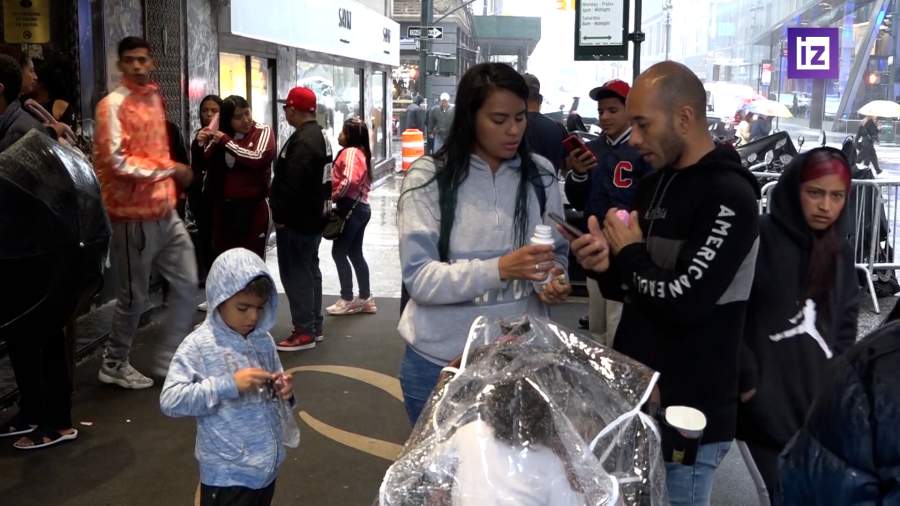 Прибывающие в Нью-Йорк мигранты оказываются на улицах из-за нехватки мест