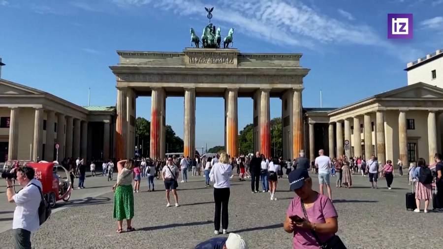 Активисты облили краской Бранденбургские ворота