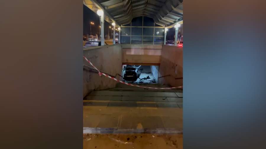 BMW влетела в подземный пешеходный переход в Пензе | Видео | Известия ...