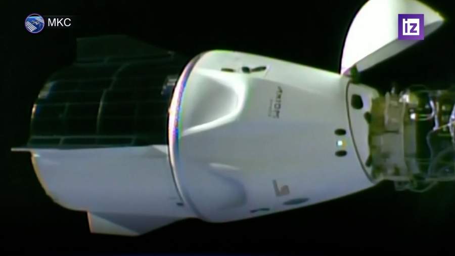 Crew Dragon с туристами пристыковался к МКС