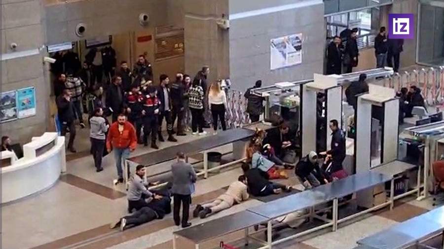 Двое вооруженных людей напали на здание суда в Стамбуле