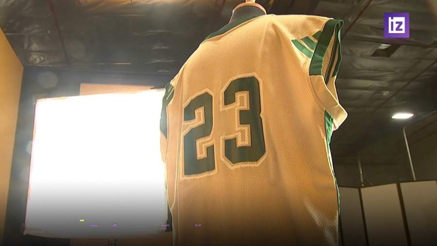 Школьную майку Леброна Джеймса выставят на аукцион