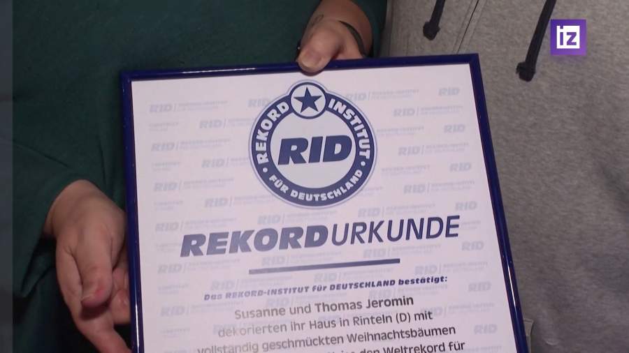 Немецкая семья установила дома 605 рождественских елок