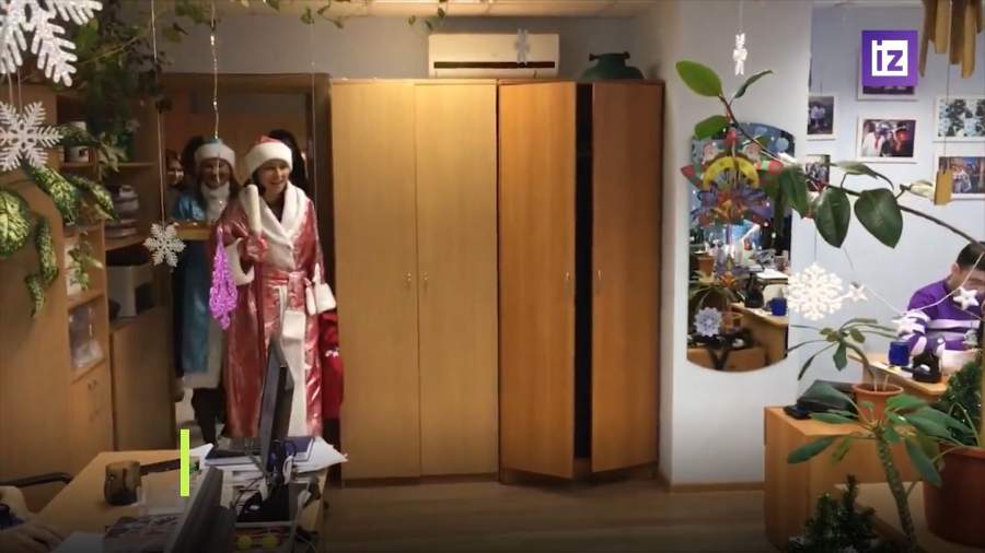 В этом году треть опрошенных россиян будет играть на работе в «Тайного Санту»