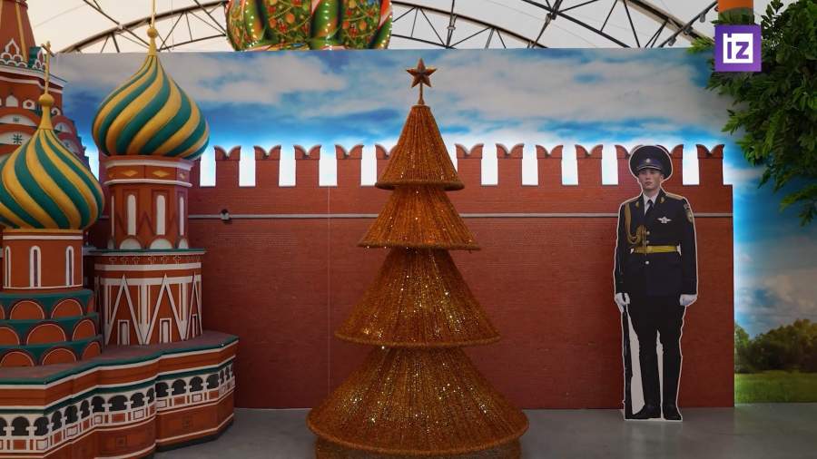 Предприятие «Ростеха» сделало елку из балтийского самоцвета