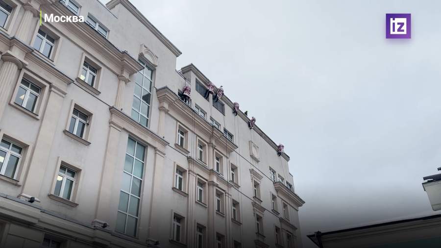 С наступающим Новым годом маленьких пациентов поздравили Деды Морозы-десантники