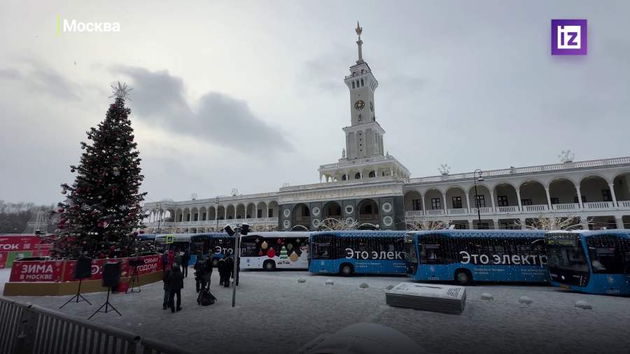 В Москве появился новогодний транспорт