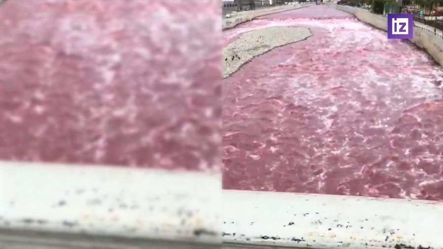 Воды реки Римак в Перу окрасились в розовый
