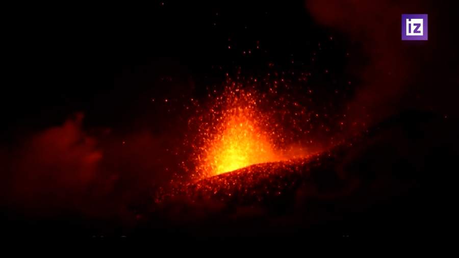 Извержение вулкана Этна наблюдают жители Сицилии