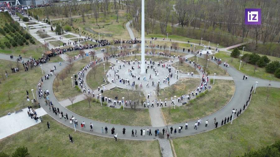На острове Русский сотни пар исполнили вальс Победы
