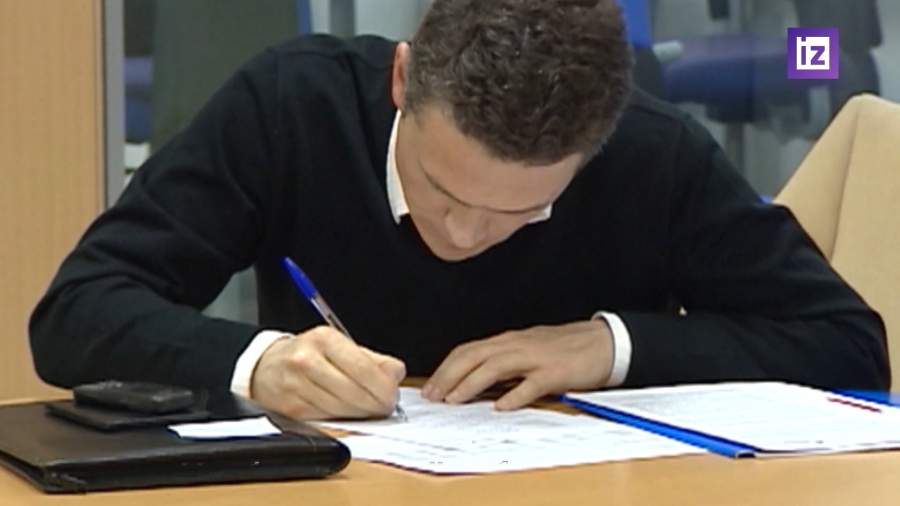 Банки просят клиентов прийти с родными для разморозки счета