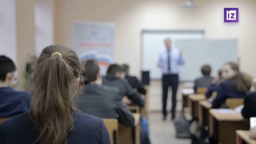 Подросткам хотят ограничить операции более чем на 200 тыс. рублей