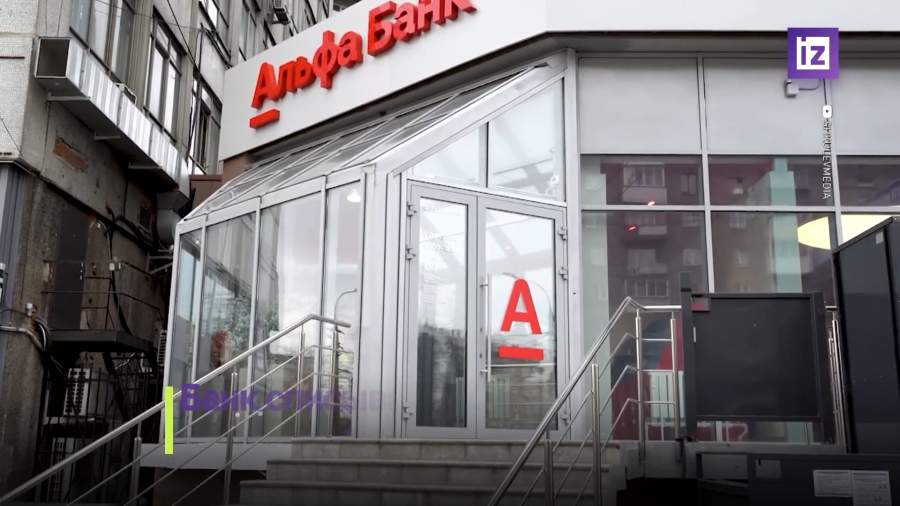 Банки массово подключают клиентам платные услуги