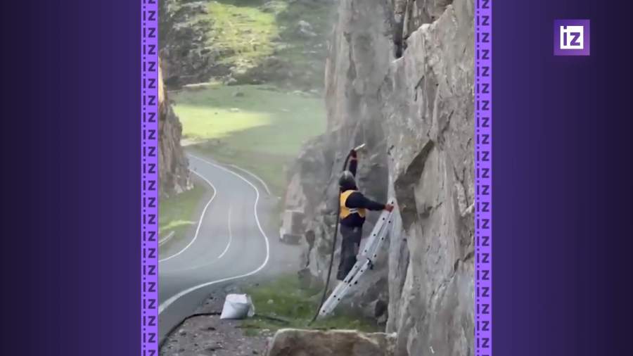 На Алтае скалы очистили от надписей туристов