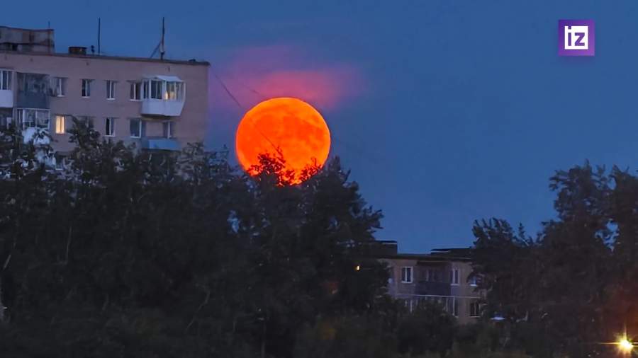 Над Сибирью взошла «клубничная» Луна