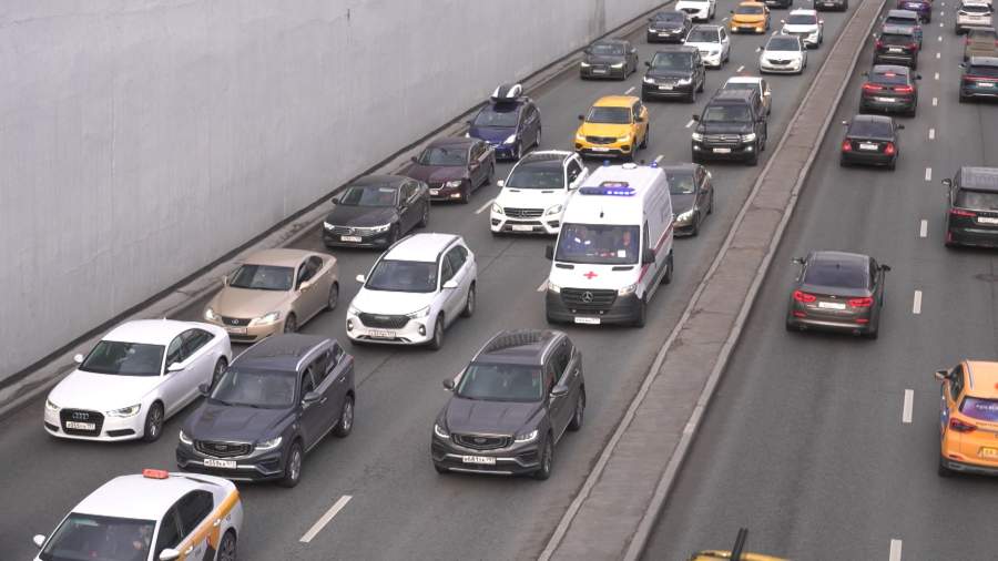 Водителям в России запретили обгонять транспорт с проблесковыми маячками