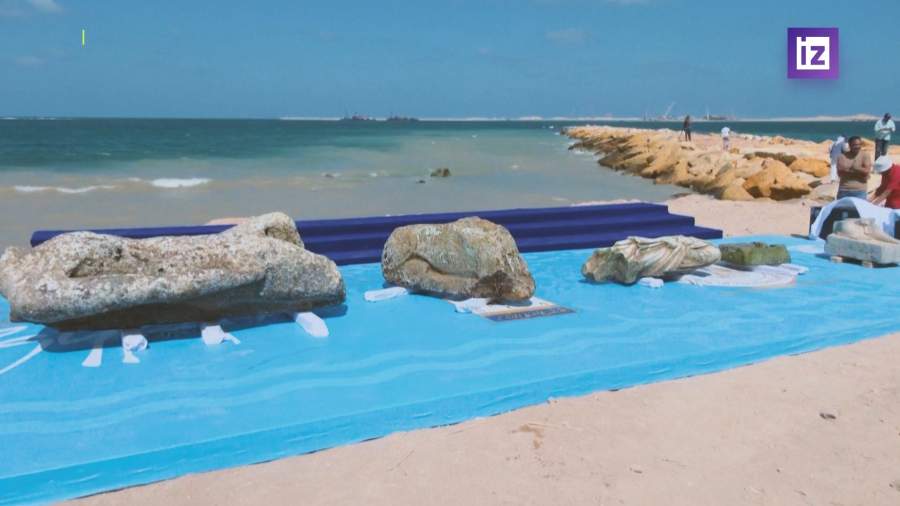 Археологи в Египте извлекли из моря затопленные артефакты