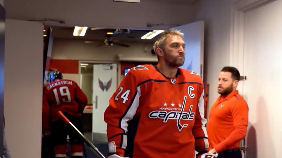 Овечкину подарили золотой телефон