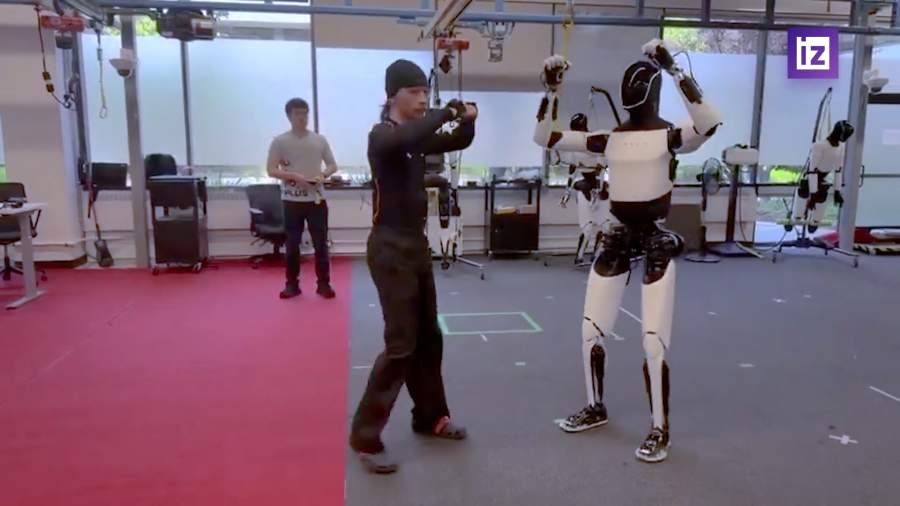 Робот Илона Маска обучается кунг-фу