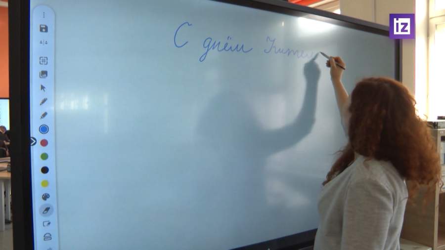 Российским учителям выдадут планшеты для работы с электронными журналами