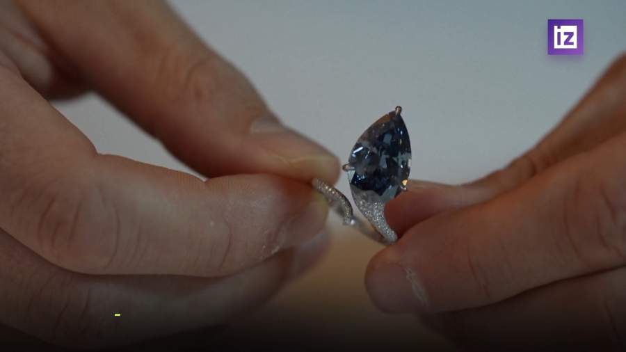На аукционе Christie’s продали кольцо с голубым бриллиантом за $25 млн