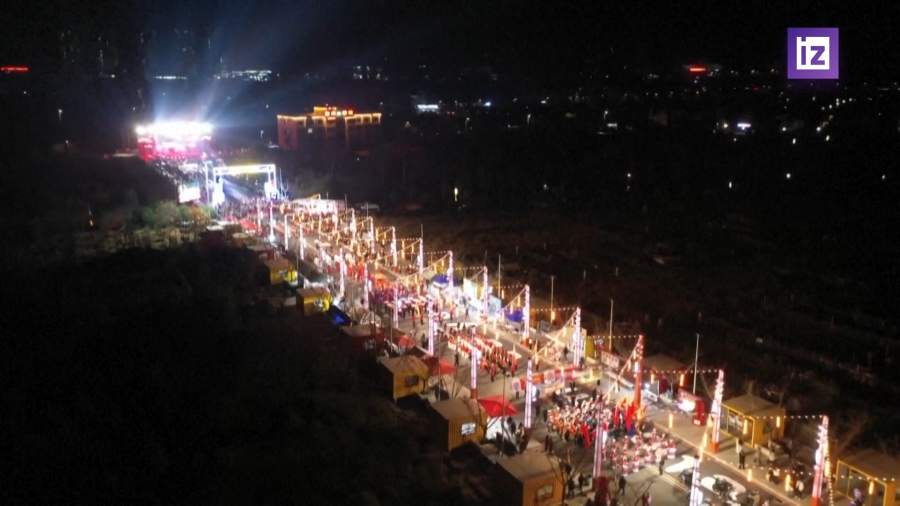 Жители Китая встречают наступающий год красочными гуляньями