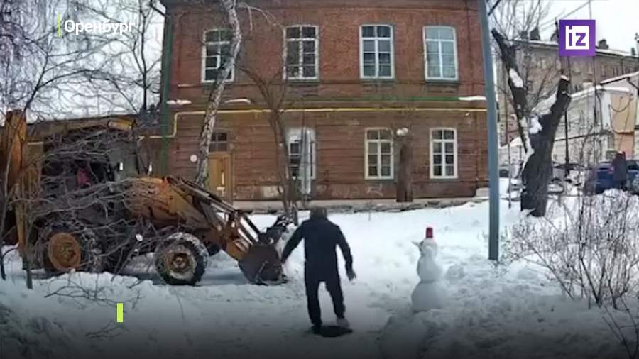 Коммунальщик спас снеговика в Оренбурге и покорил сердца пользователей соцсетей