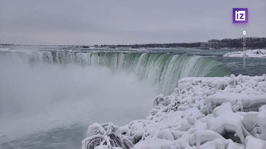 Знаменитый Ниагарский водопад частично замерз