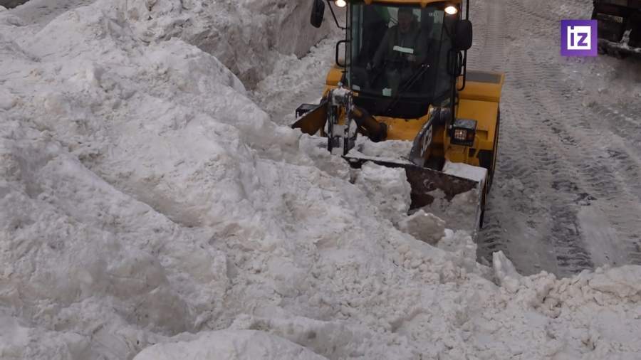 В центре Москвы разбирают снежную гору