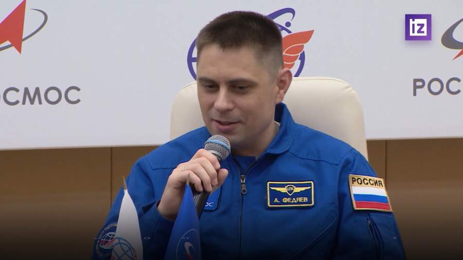 Российский космонавт Андрей Федяев угостил иностранных коллег борщом