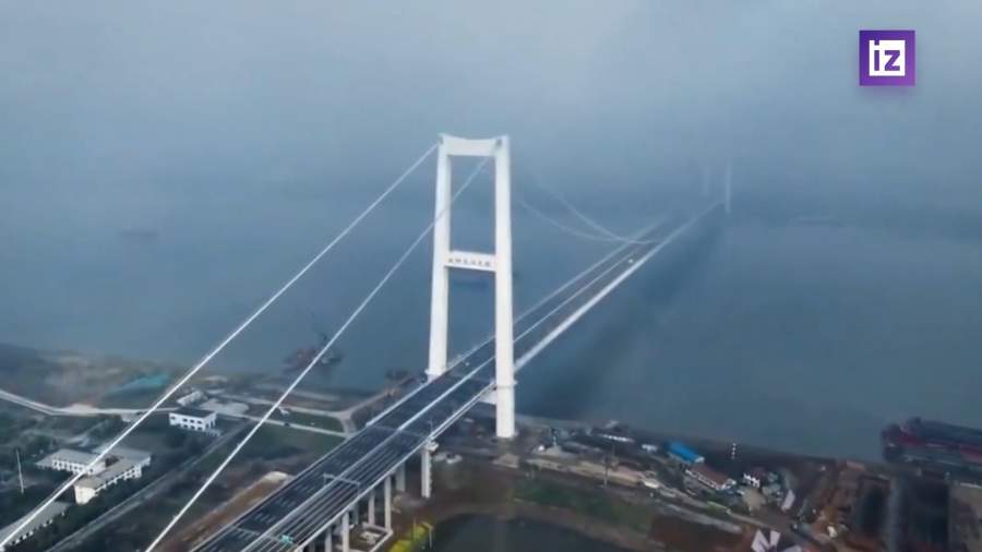 В Китае открыли первый в мире умный подвесной мост