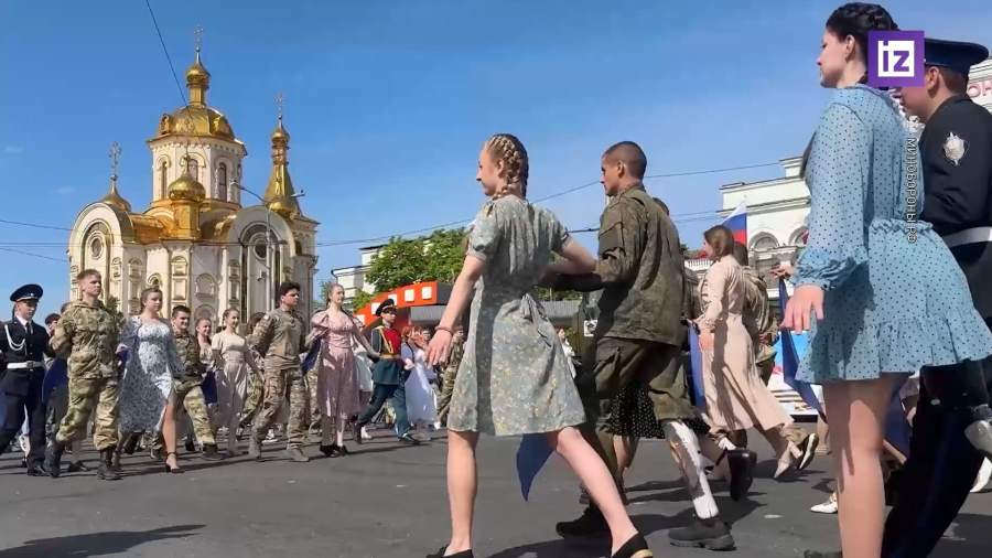 Артисты фронтовой бригады ЦВО  провели акцию «Вальс Победы» в Донецке