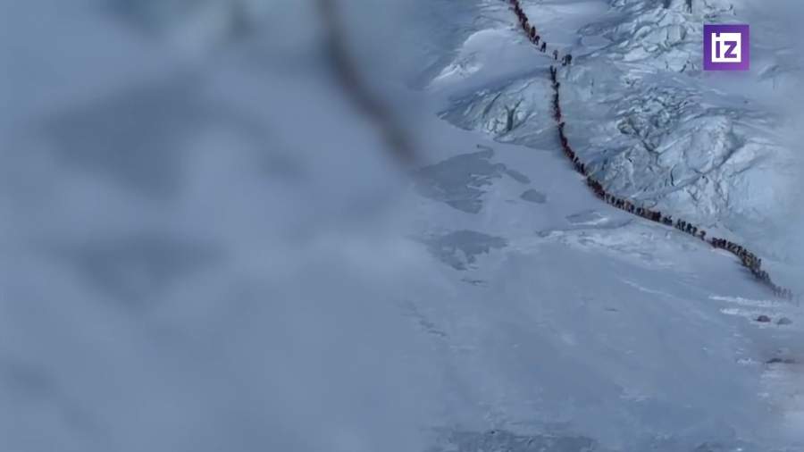 На Эвересте образовалась очередь из желающих покорить вершину