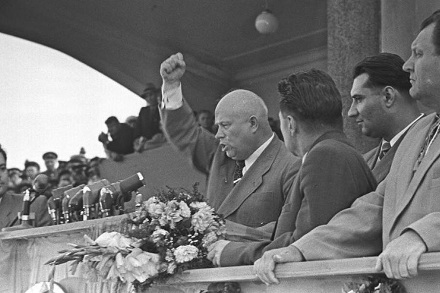 Хрущев в 1956 году выступил с докладом. Хрущев 1953. Хрущев 1956 съезд. Хрущев секретарь ЦК. Хрущев 1 секретарь.