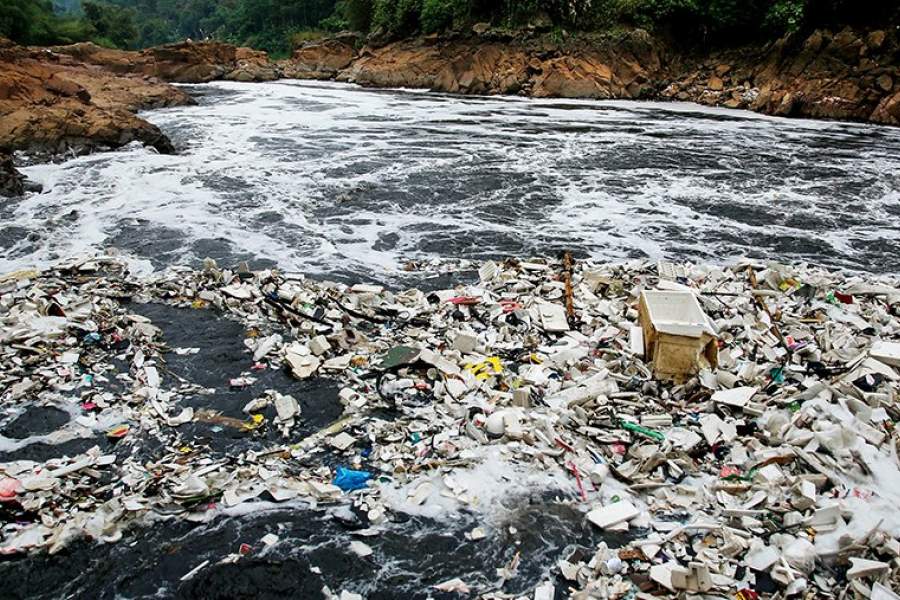 Загрязнение рек россии. Река Цитарум Индонезия. Цитарум самая грязная река в мире. Реки загрязнены. Загрязнение рек.
