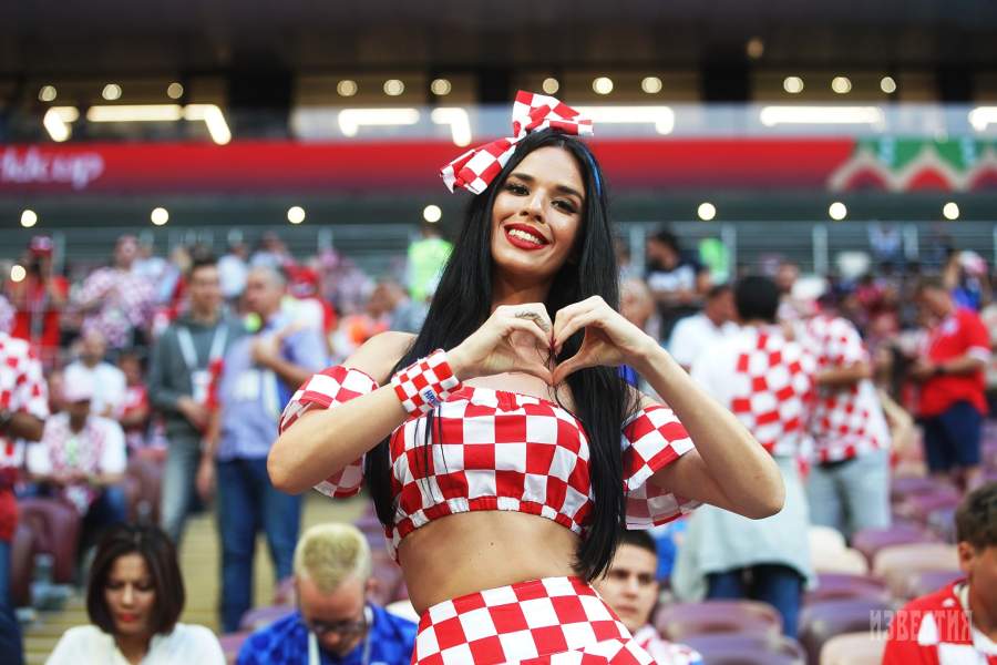 Болельщица сборной Хорватии перед полуфинальным матчем чемпионата мира по футболу между сборными Хорватии и Англии
