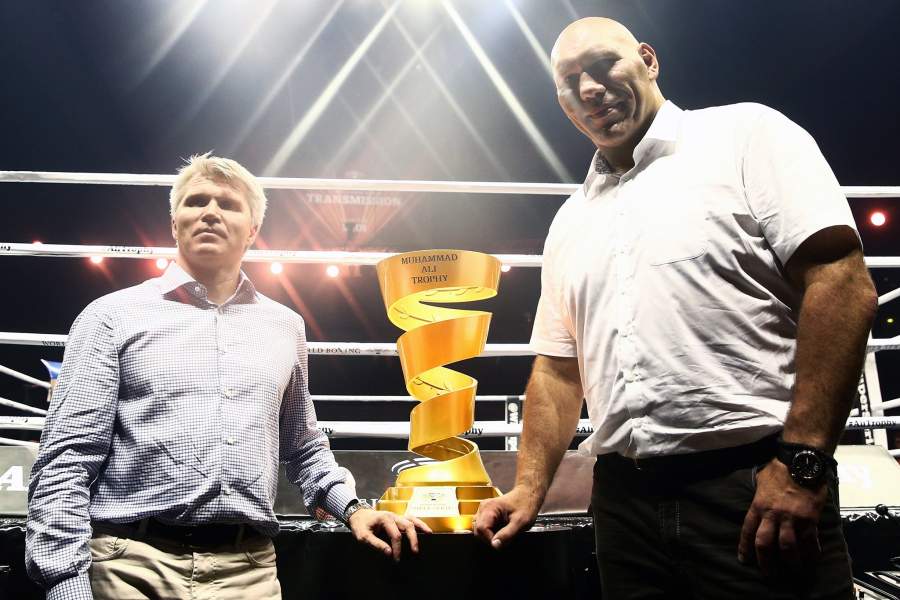 Министр спорта РФ Павел Колобков и бывший чемпион мира по боксу Николай Валуев 